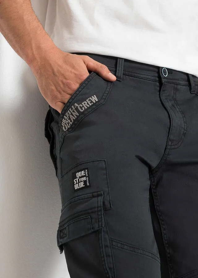 Bermudas largas con bolsillos cargo, corte regular Negro estampado