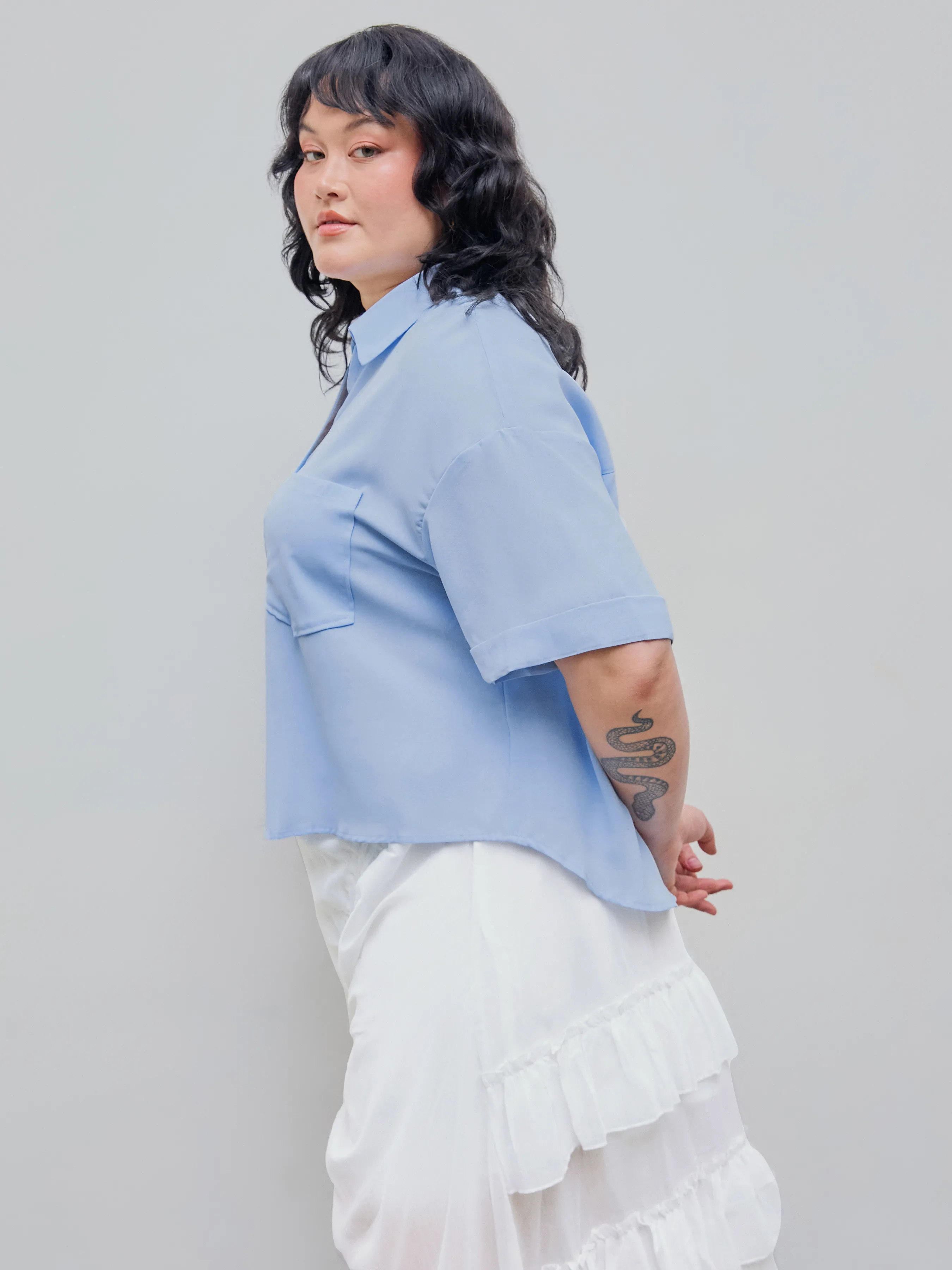  Blusa de Manga Corta con Bolsillo en el Cuello Curvy