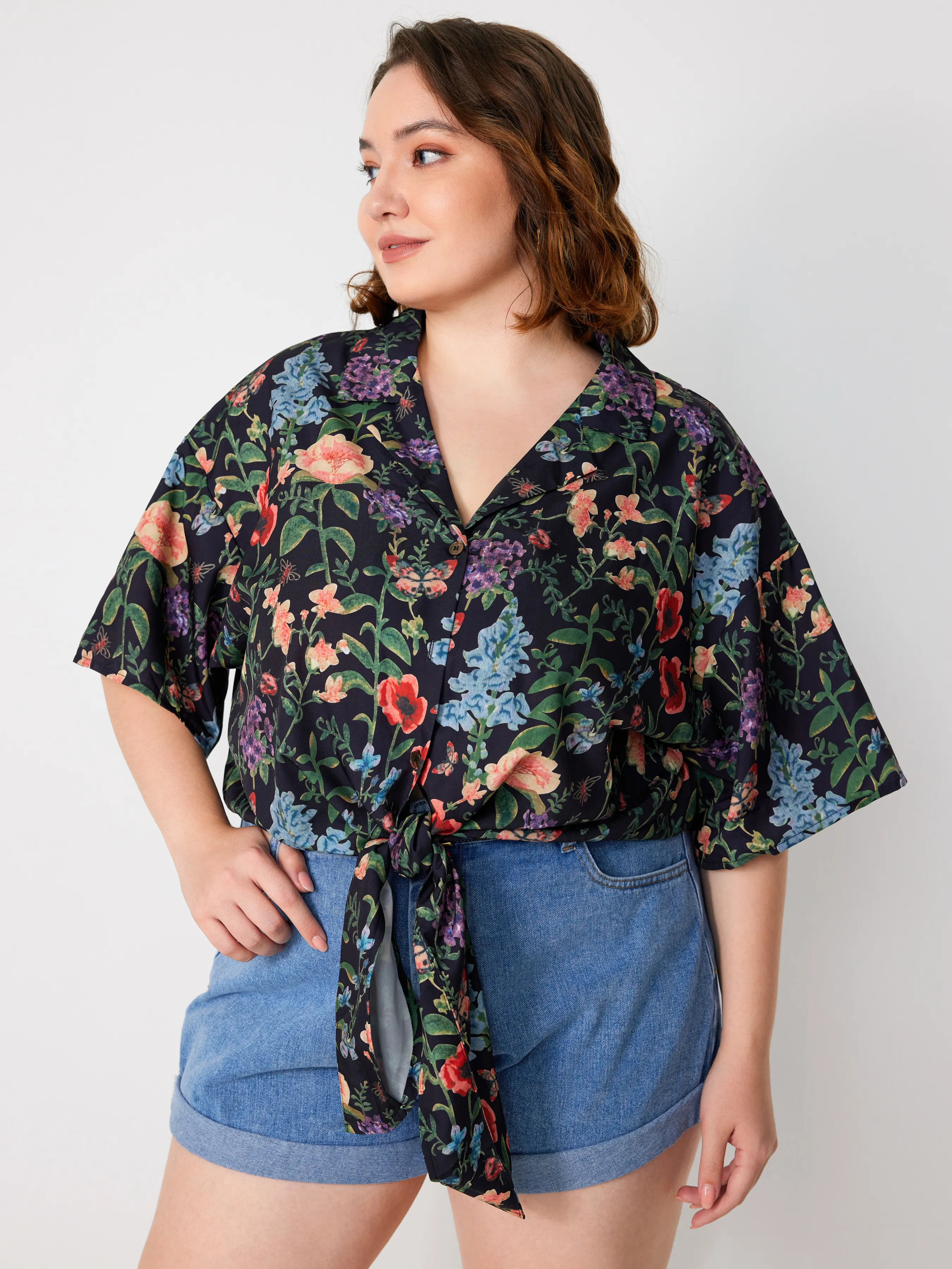 Blusa Floral con Lazo en el Frente de Manga Corta Curvy