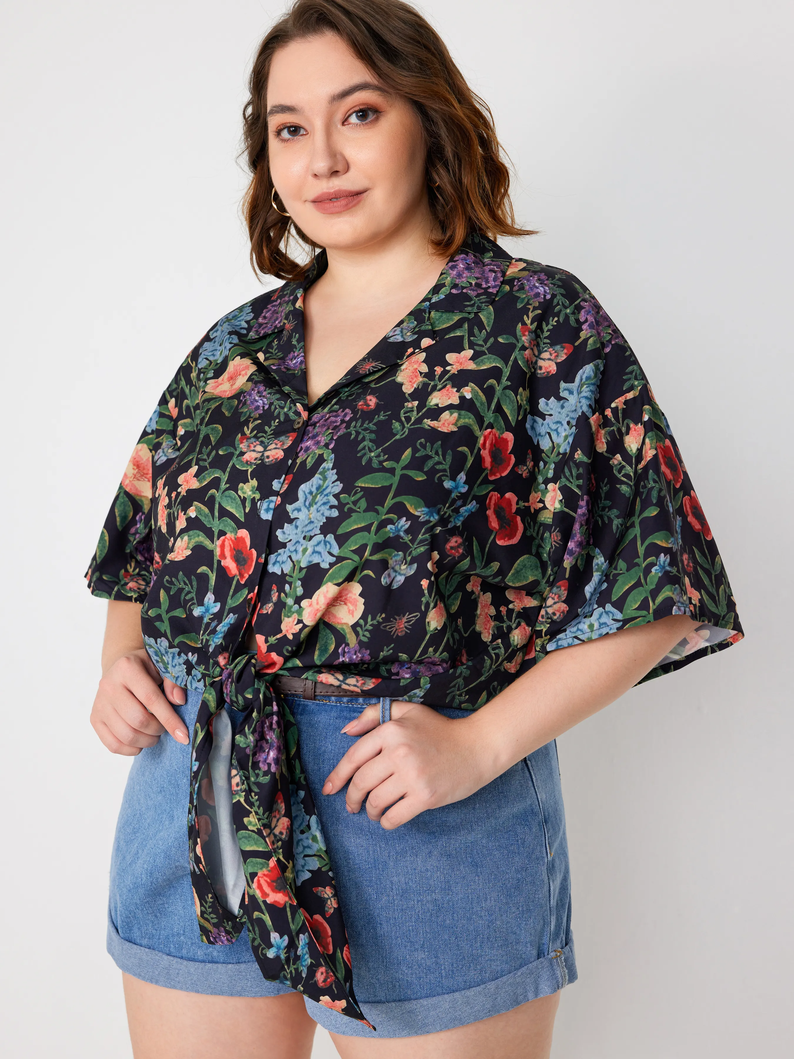 Blusa Floral con Lazo en el Frente de Manga Corta Curvy