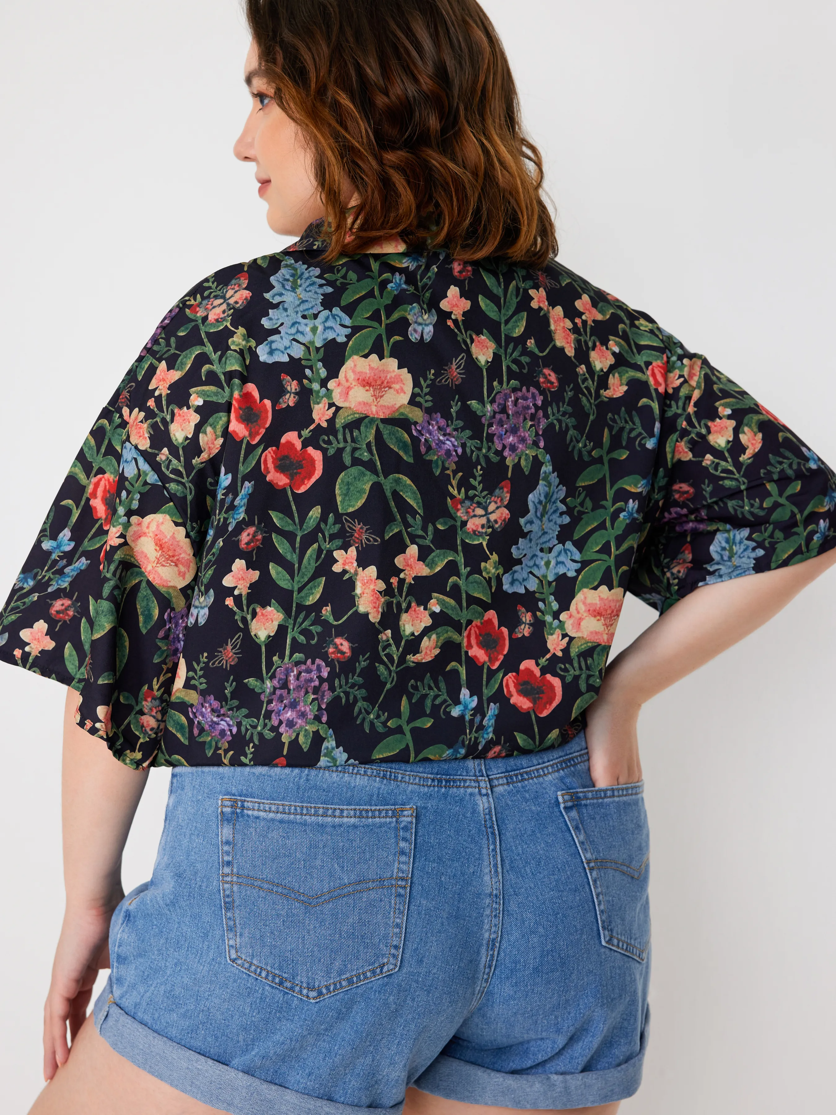 Blusa Floral con Lazo en el Frente de Manga Corta Curvy