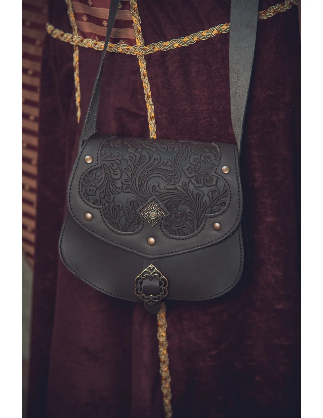 Bolsa medieval, tipo bandolera, en piel repujada, para colgar