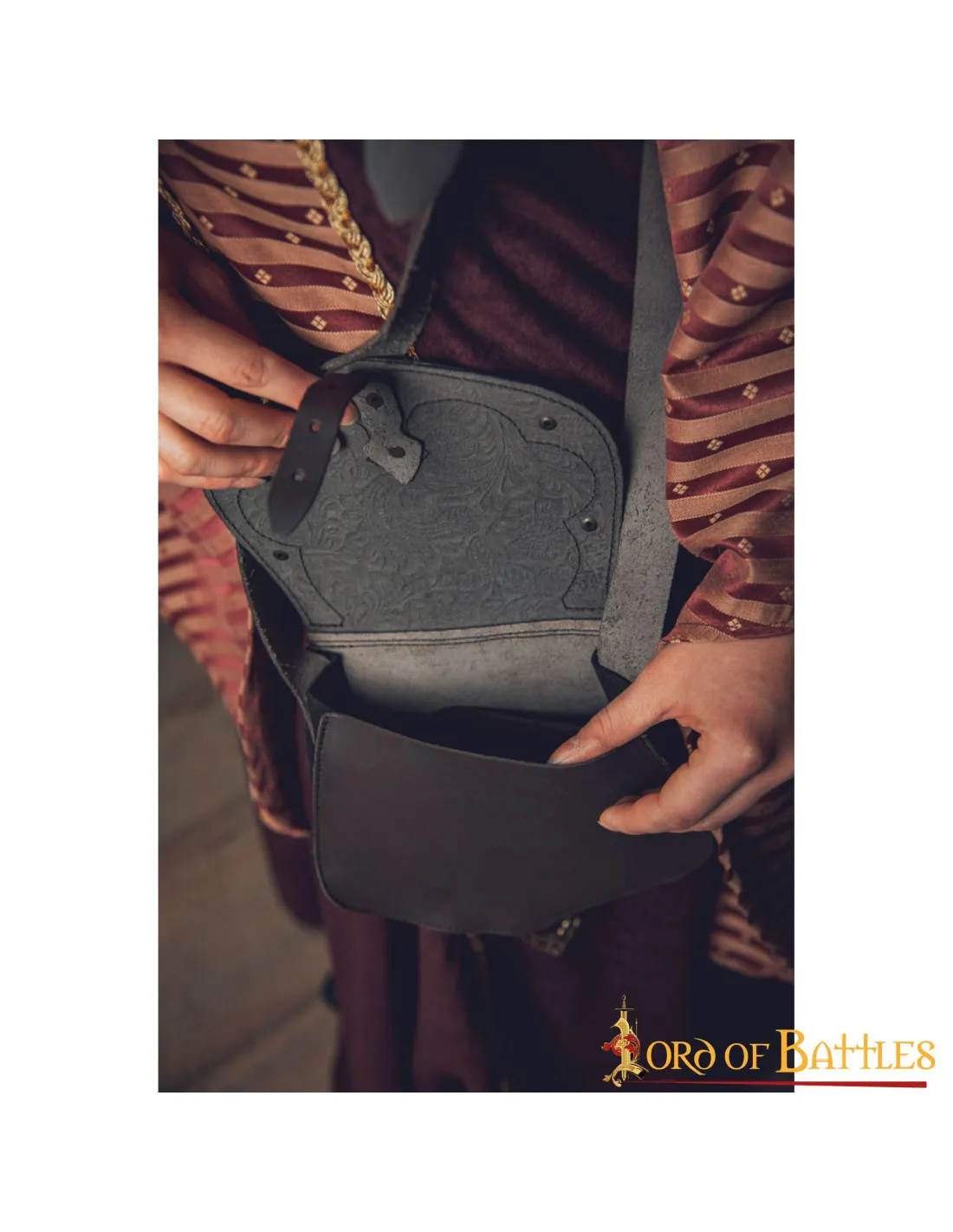 Bolsa medieval, tipo bandolera, en piel repujada, para colgar