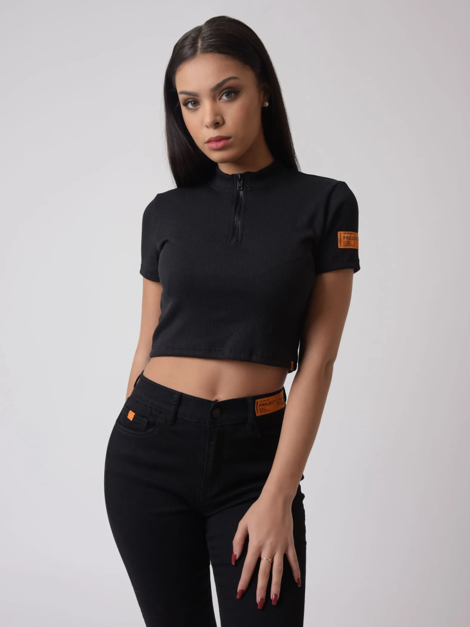 Camiseta crop con cuello alto