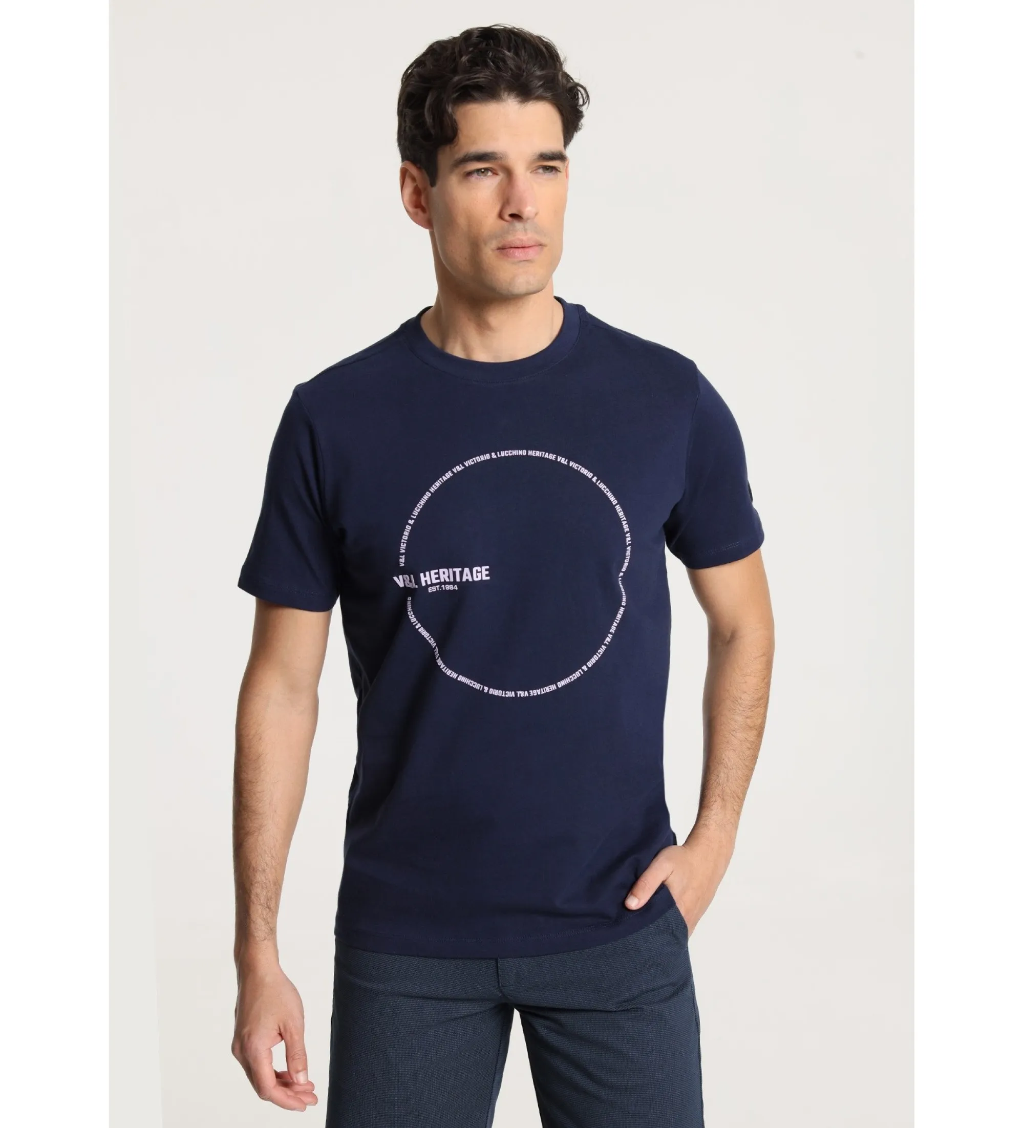 Camiseta de manga corta con dibujo circular en el pecho marino