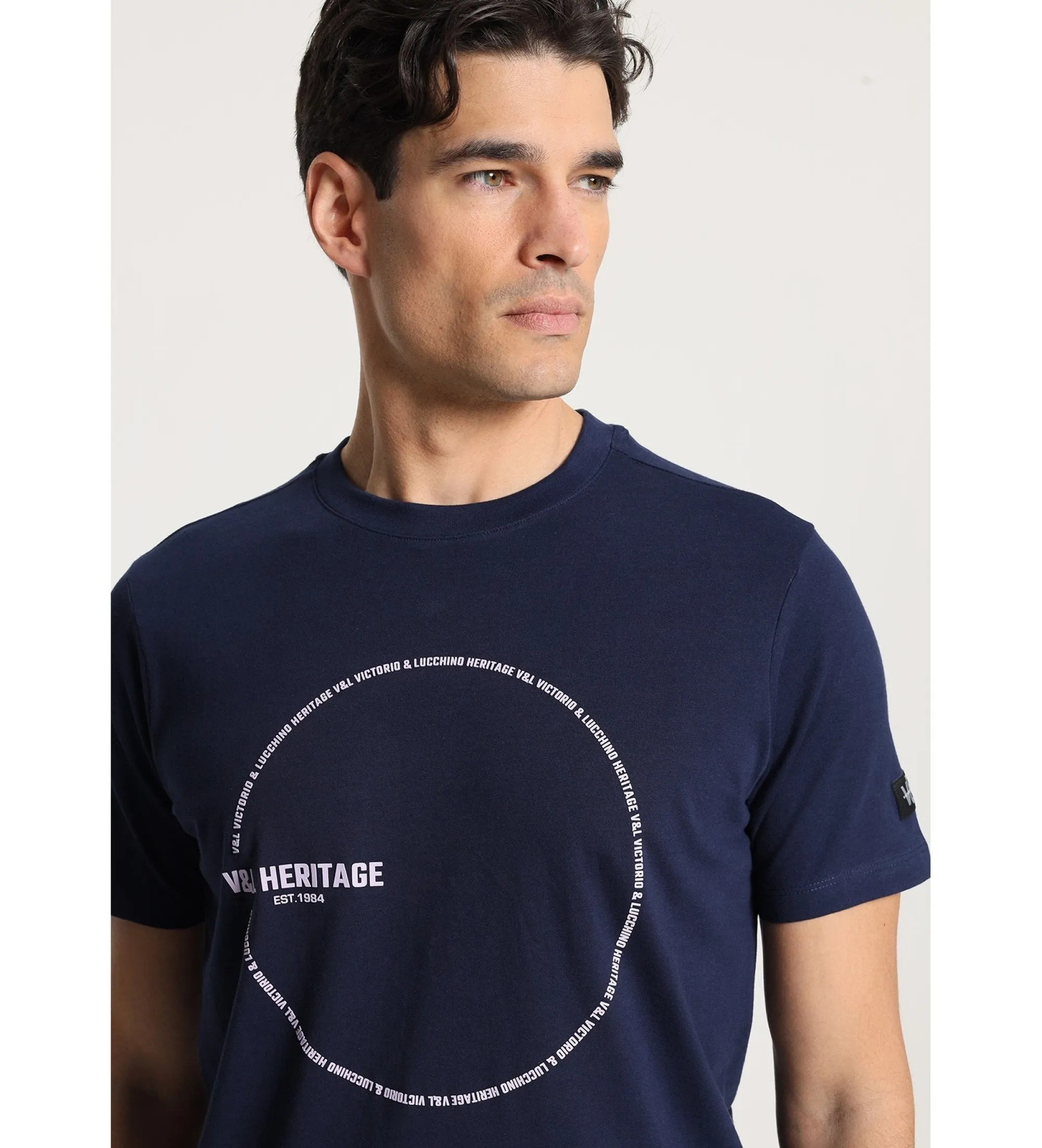 Camiseta de manga corta con dibujo circular en el pecho marino