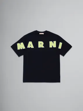 Camiseta negra con logotipo bordado