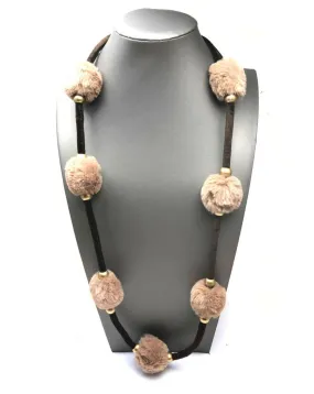 COLLARES DE MUJER LARGOS MARRONES CON POMPONES DE PELO