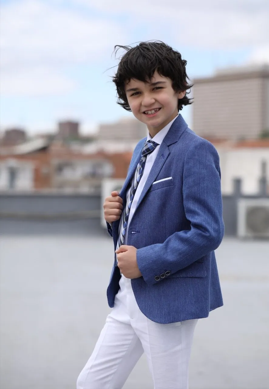 Comunión niño con chaqueta azulona con pantalón beige o blanco, camisa y corbata