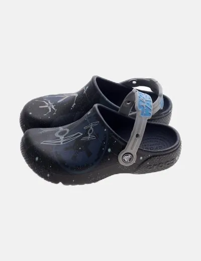 Crocs Zueco negro estampado