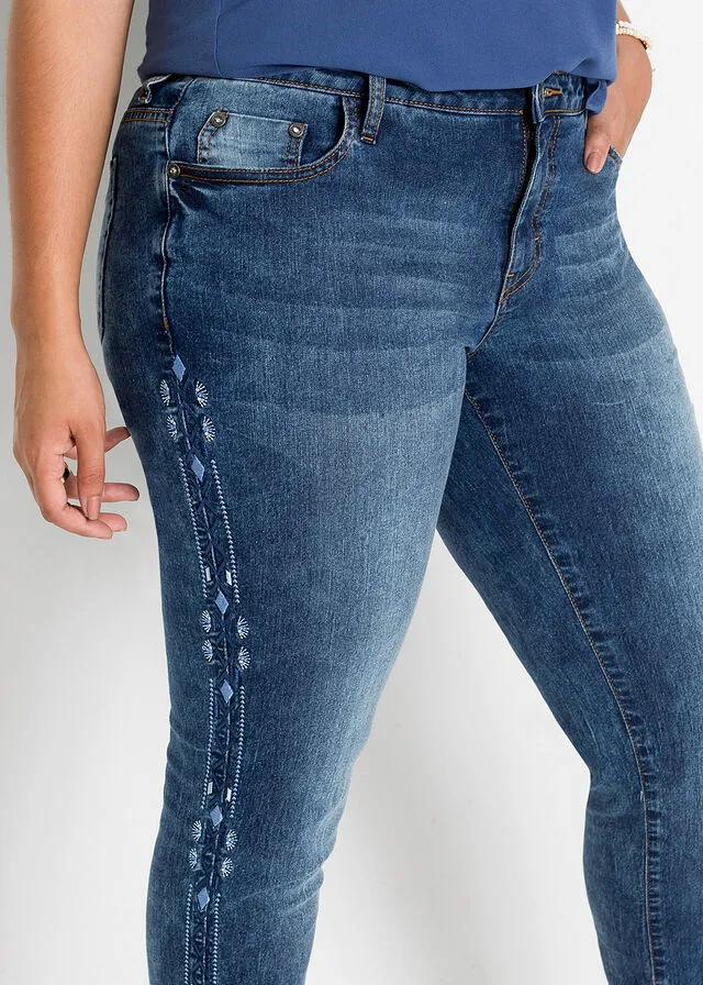 Jeans con bordado Piedra azulada