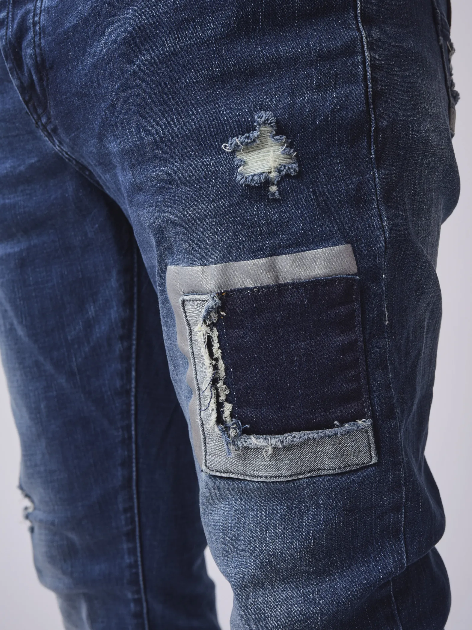 Jeans slim con canesú patchwork