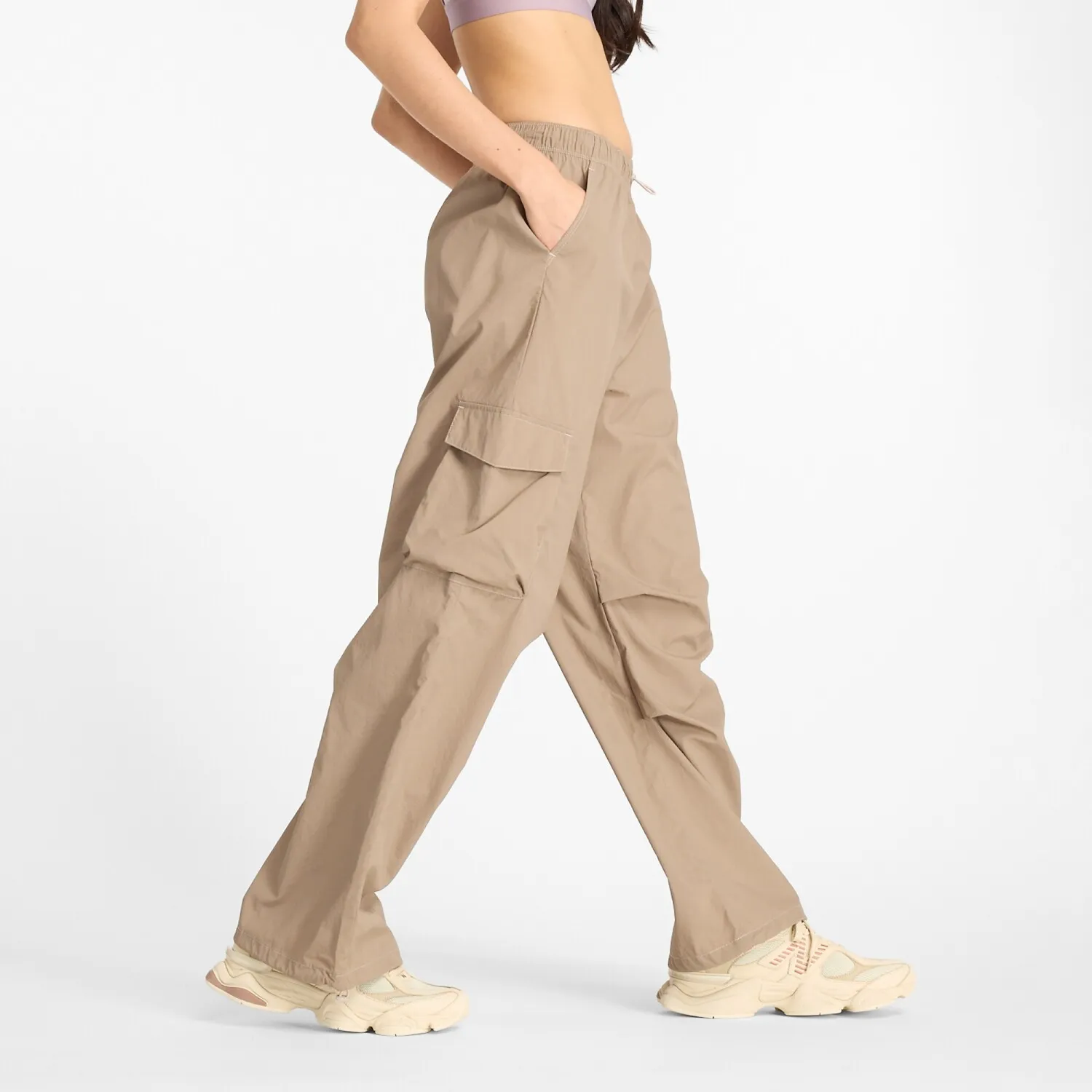 Pantalón New Balance de Dama - NYLON CARGO - WP43534LMR - LTMUSHRM